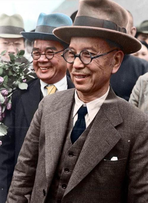 看过1955年毛主席写给陈嘉庚先生的这封草书回信，没有不赞叹的。
这是毛主席草书