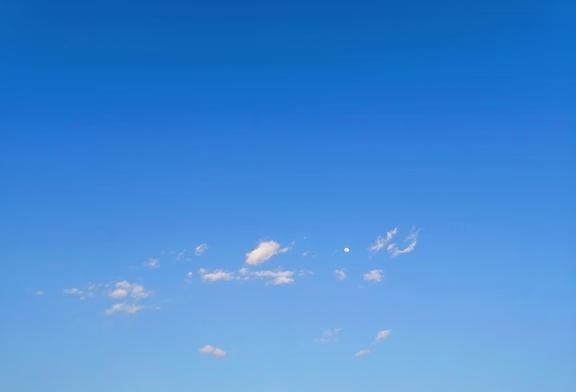 只看天空，心静如水☁️