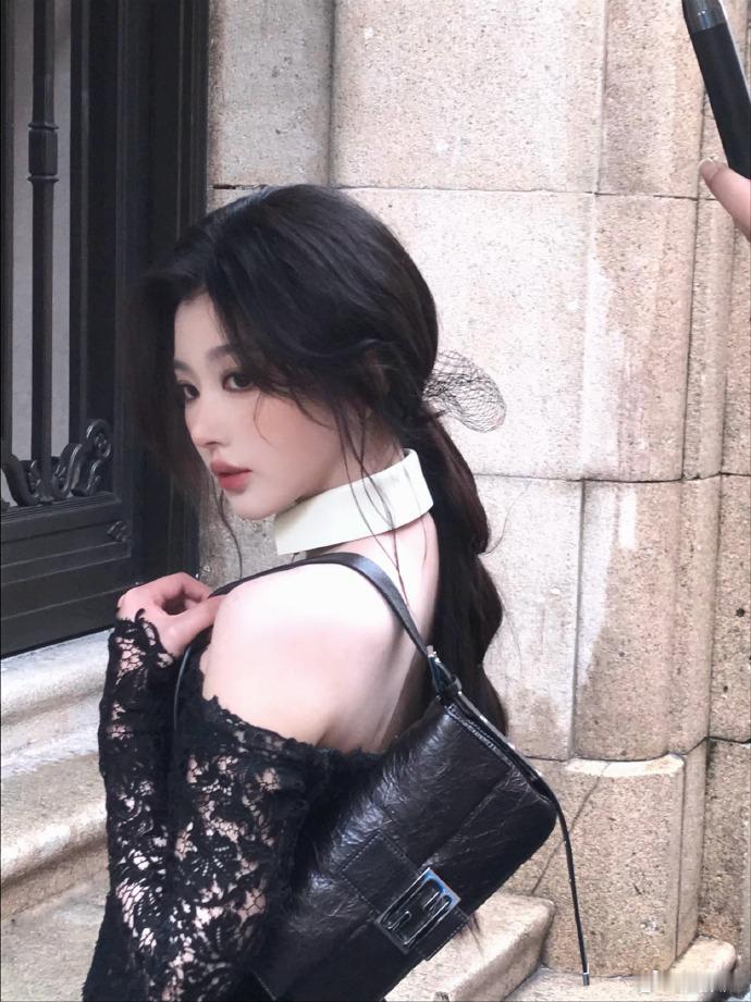 孔雪儿高智感  孔雪儿黑色蕾丝长裙 反差感造型上线，褪去甜美滤镜，黑蕾丝衬托孔雪
