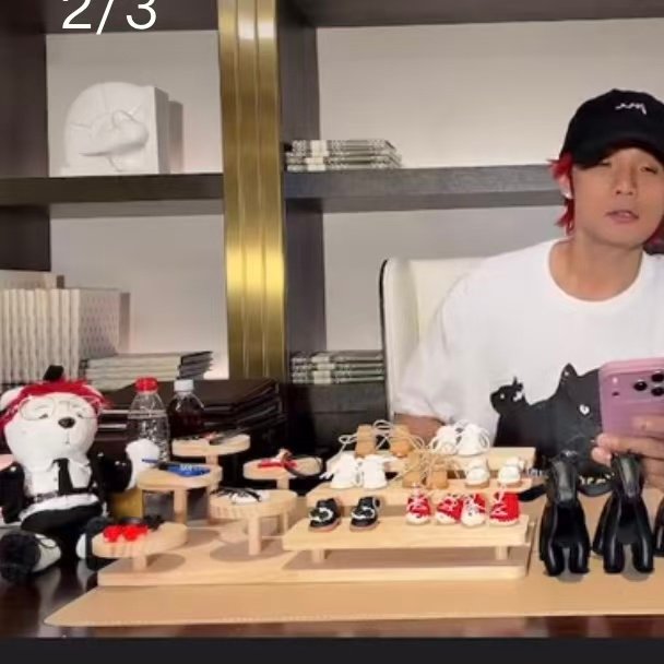 李荣浩带着表情包玩偶直播 李荣浩居然带着红发小狗表情包玩偶直播！ 放在直播间让粉