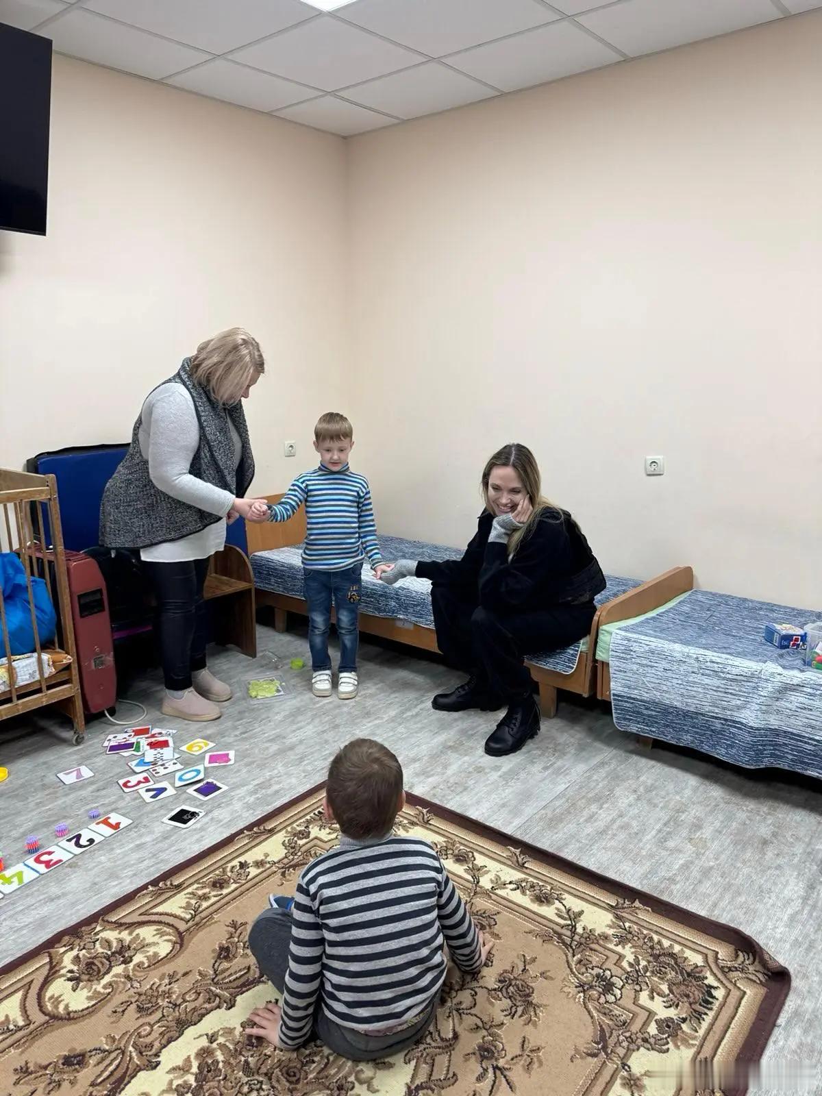 除了前线的士兵，乌克兰平民几乎每天都在因为俄罗斯的袭击而死亡，美国女演员安吉丽娜