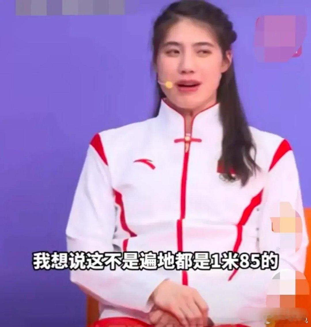 张雨霏幽默地笑着说：“耳边总是听到朋友们开玩笑，说未来的伴侣至少要1米8高，但他