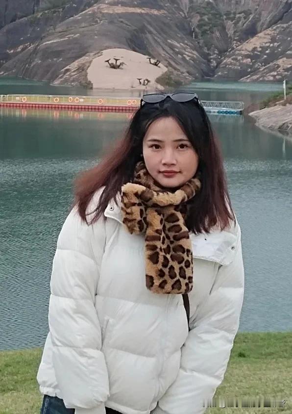赖莉婷，女，汉族，2002年11月生，中共党员，广东医科大学护理学院2021级助