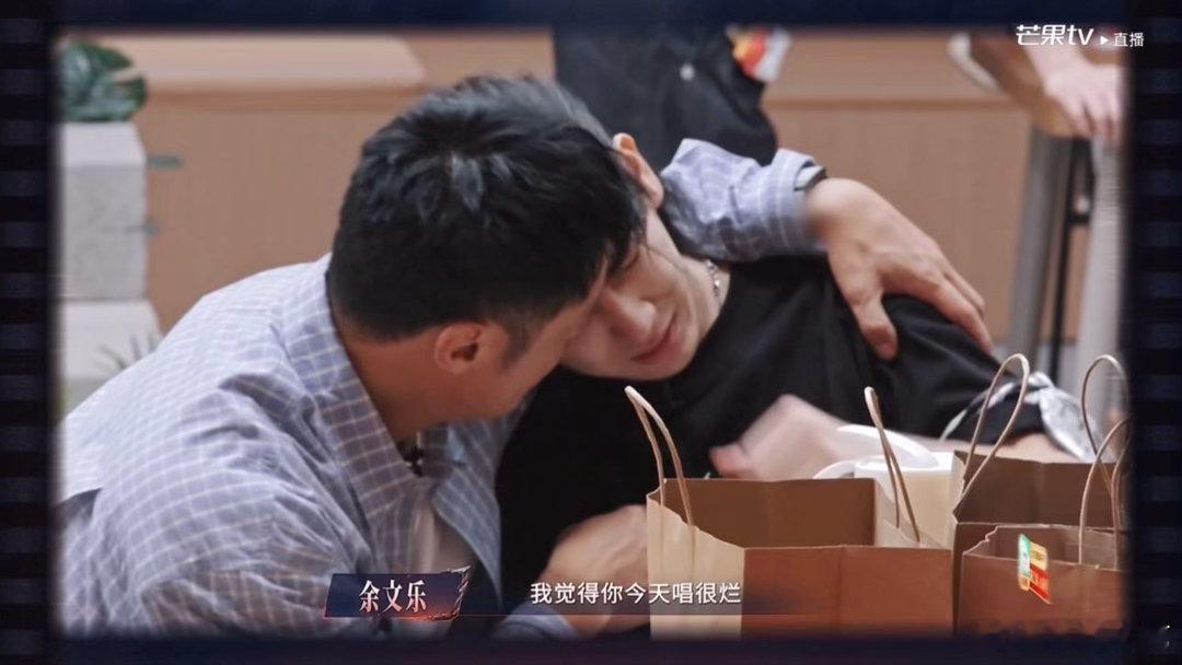 陈若轩在余文乐怀里哭陈若轩一公舞台 陈若轩一公舞台的辛苦大家都看在眼里，但私下里