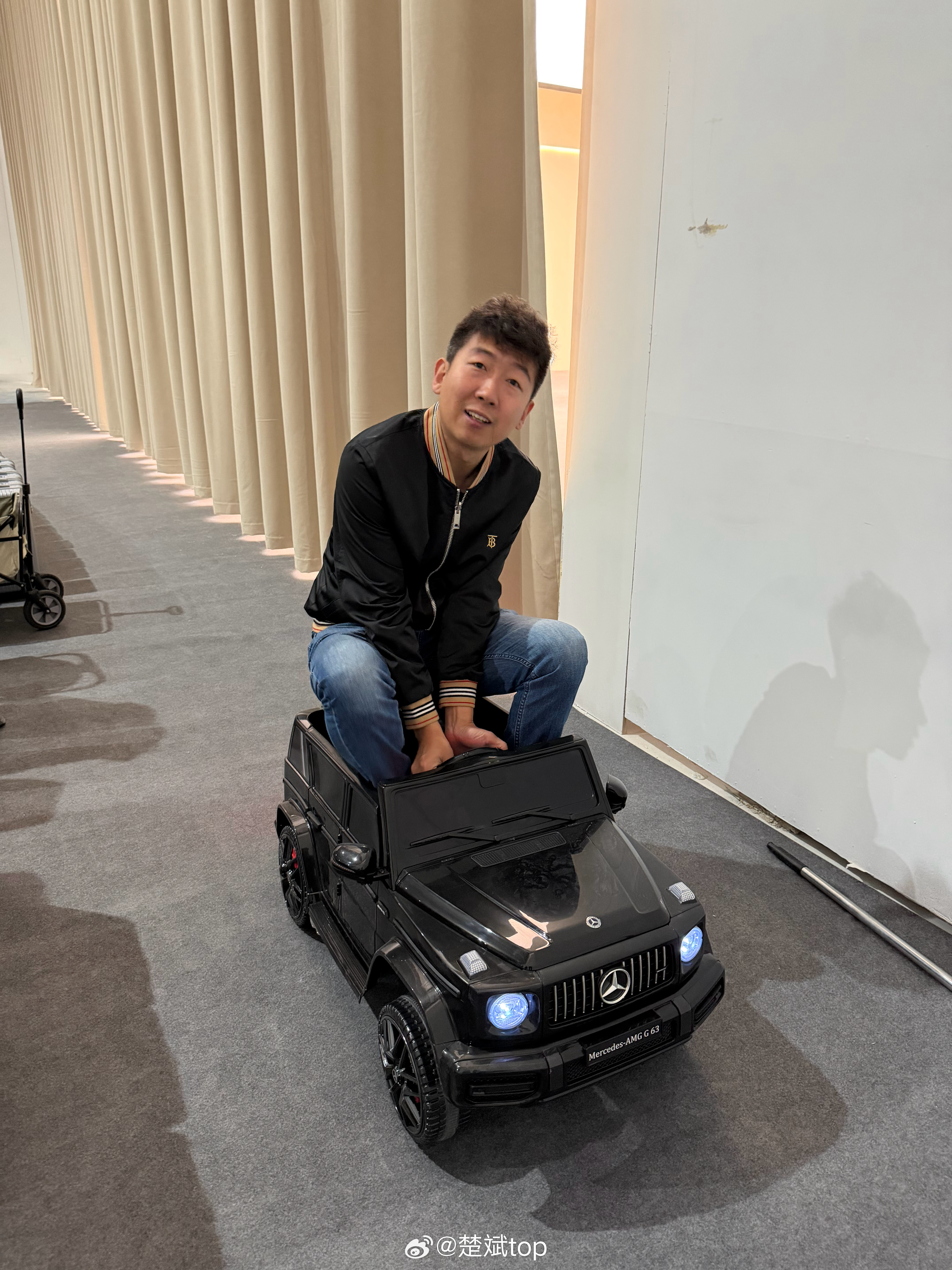 朋友们恭喜我吧最终我还是成为了尊贵的奔驰大G车主 