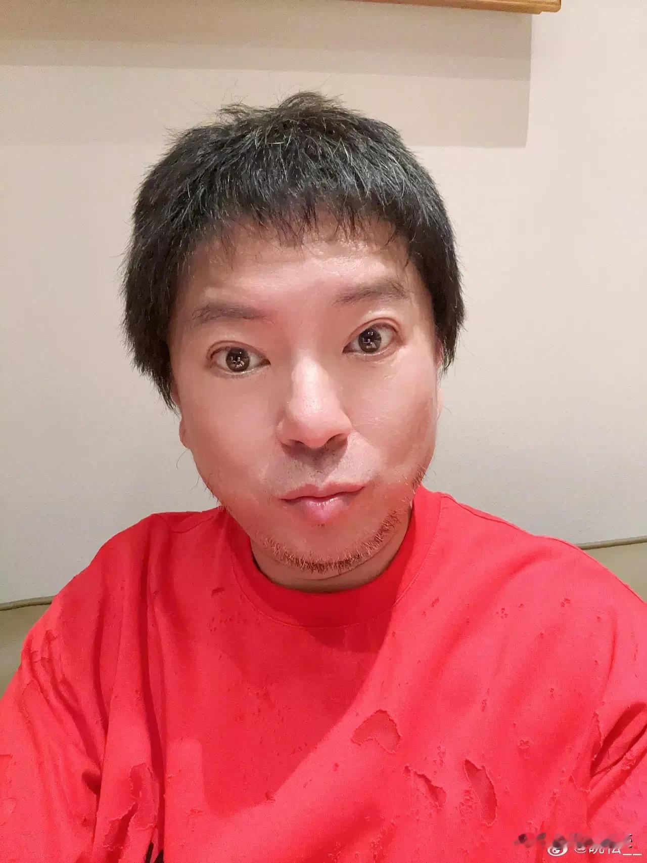 他们说这是高晓松——把我吓一跳！
真跳了，像皮球一样从凳子上跳起来，我估计当时我