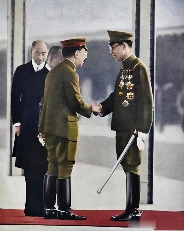 这是1935年，日本天皇亲自前往火车站迎接溥仪时的场景。此时的溥仪在日本的支持下