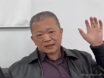 台中市第六警分局分局长周俊铭因为向柯文哲喷辣椒水被撤职并加记过两次处分。周俊铭委