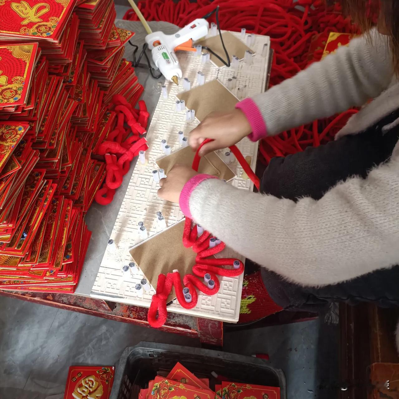 赚钱真难啊！几个小姐妹在家里带着孩子，做一点手工活。做了一天就挣个块钱。没办法！