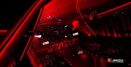 DNA组太牛了节目组公演卷度逐年上升，各路小组疯狂打磨作品，DNA却凭稳定发挥拔