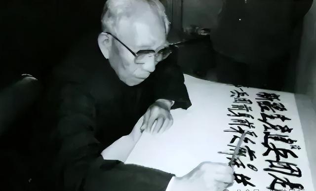 1954年，王震被一县长拷了起来，王震怒道：“你没枪毙我，算我王震命大！”
19