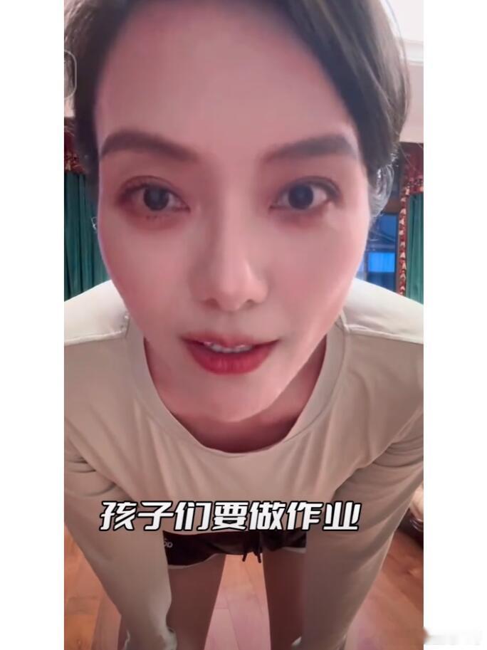汪涵杨乐乐都有二胎了！近日，在杨乐乐分享的健身视频中，她透露孩子们要写作业，还说