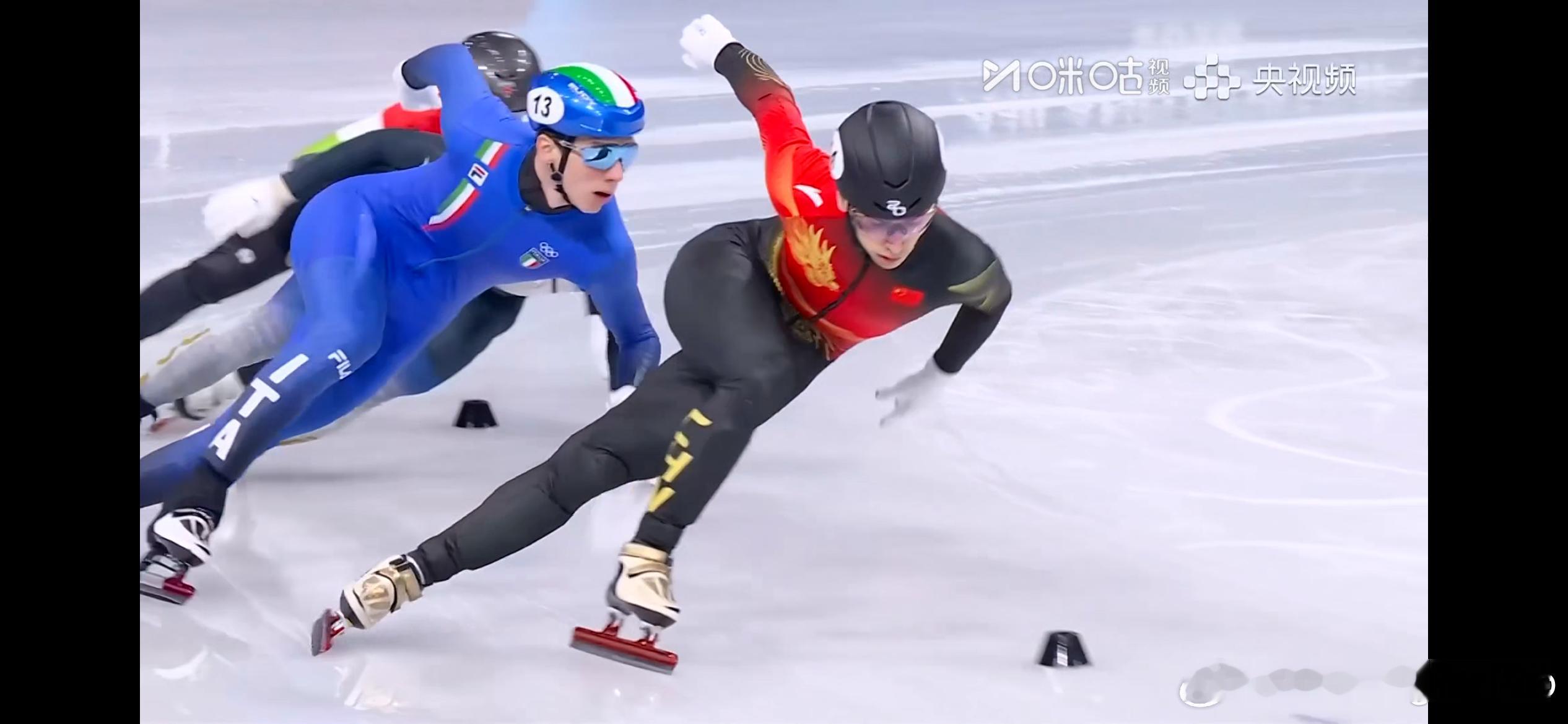 男子短道速滑1000米预赛刘少昂小组第一顺利晋级1/4决赛，成绩为1分26秒81