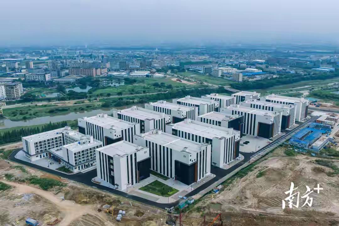 别看现在的福博产业园才十几栋工业厂房。
县城的产业园项目也在同步推进呢。
背后还