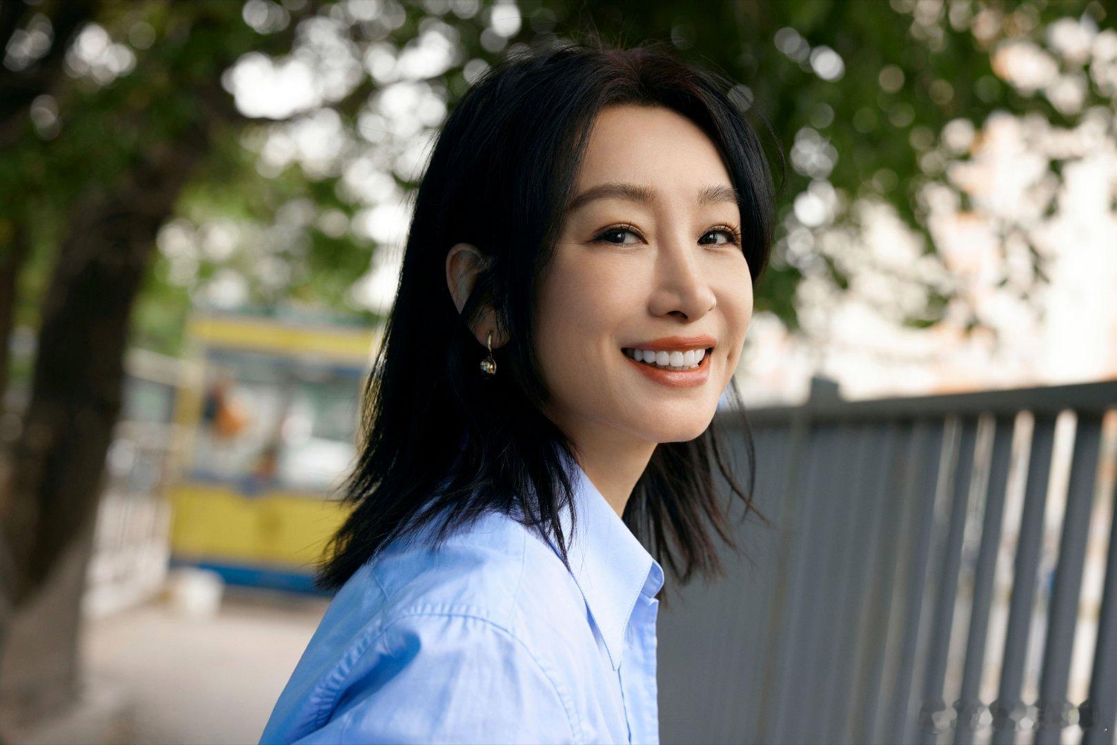 #秦海璐演画外音拿身子撞桌子# 秦海璐在电影《老枪》首映礼中提到画外音的拍摄故事
