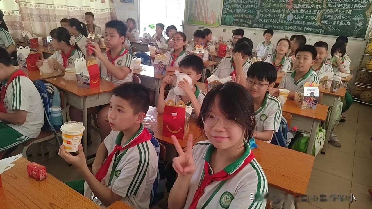 家庭教育对孩子的成长，起到无可替代的关键作用。父母的言行就是孩子的一面镜子，日常