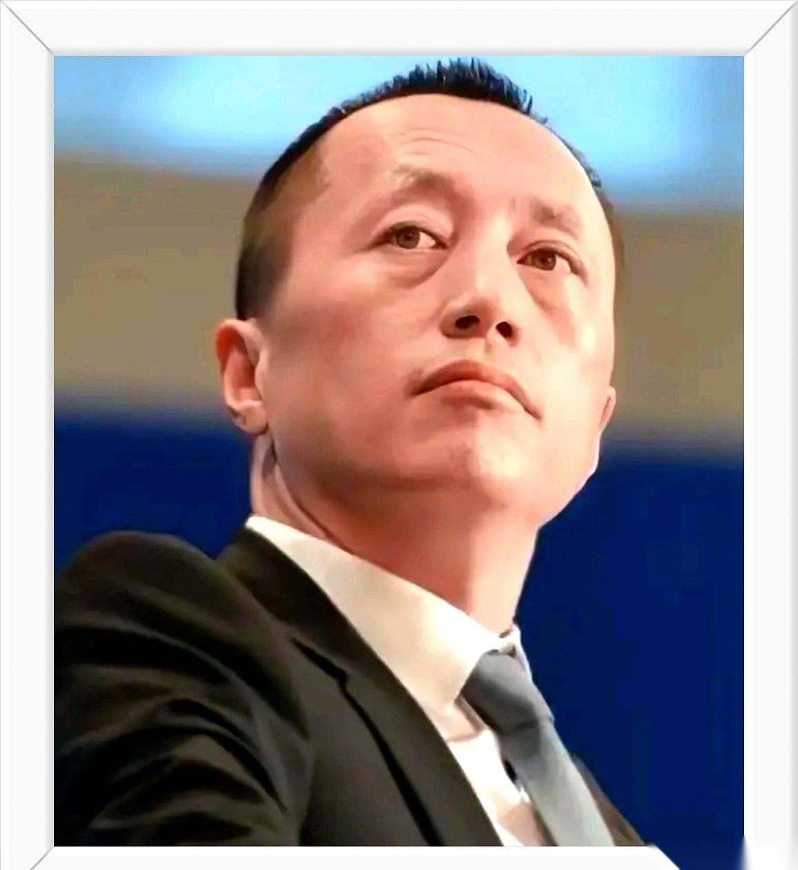 真不是人家有天眼，能掐会算，提前知道了后面地产要崩。
人家就是被恶心走的。
纯粹