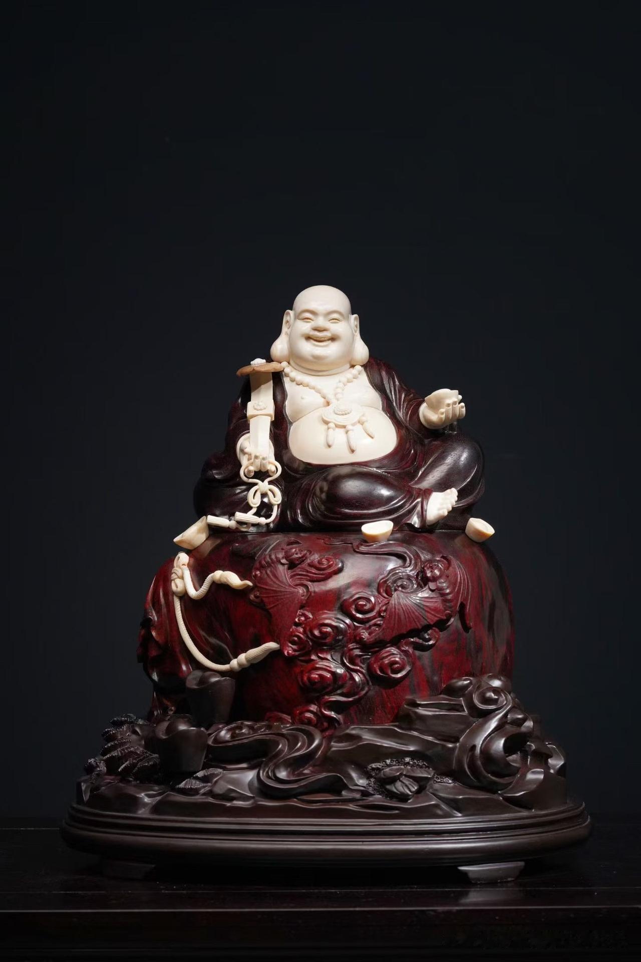 有些作品，让人一眼看到的是富态；看久了，却读出另一种从容。

小叶紫檀沉稳厚重，