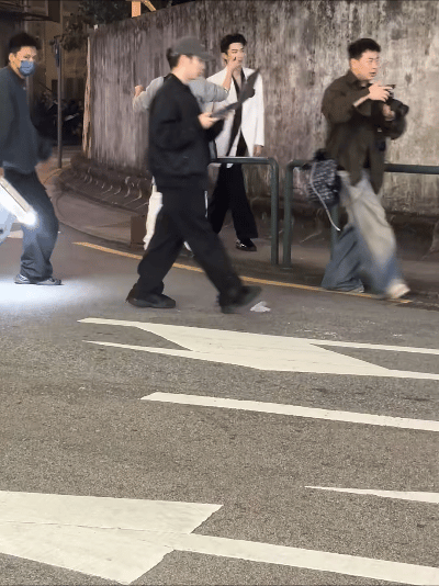 偶遇王星越街拍   王星越白西装背头造型  偶遇王星越街拍 ，是白西装背头造型的