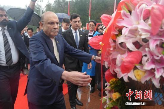 近日巴基斯坦总统扎尔达里访华，正好赶上中巴建交75周年，他完全不按常规来，不去北