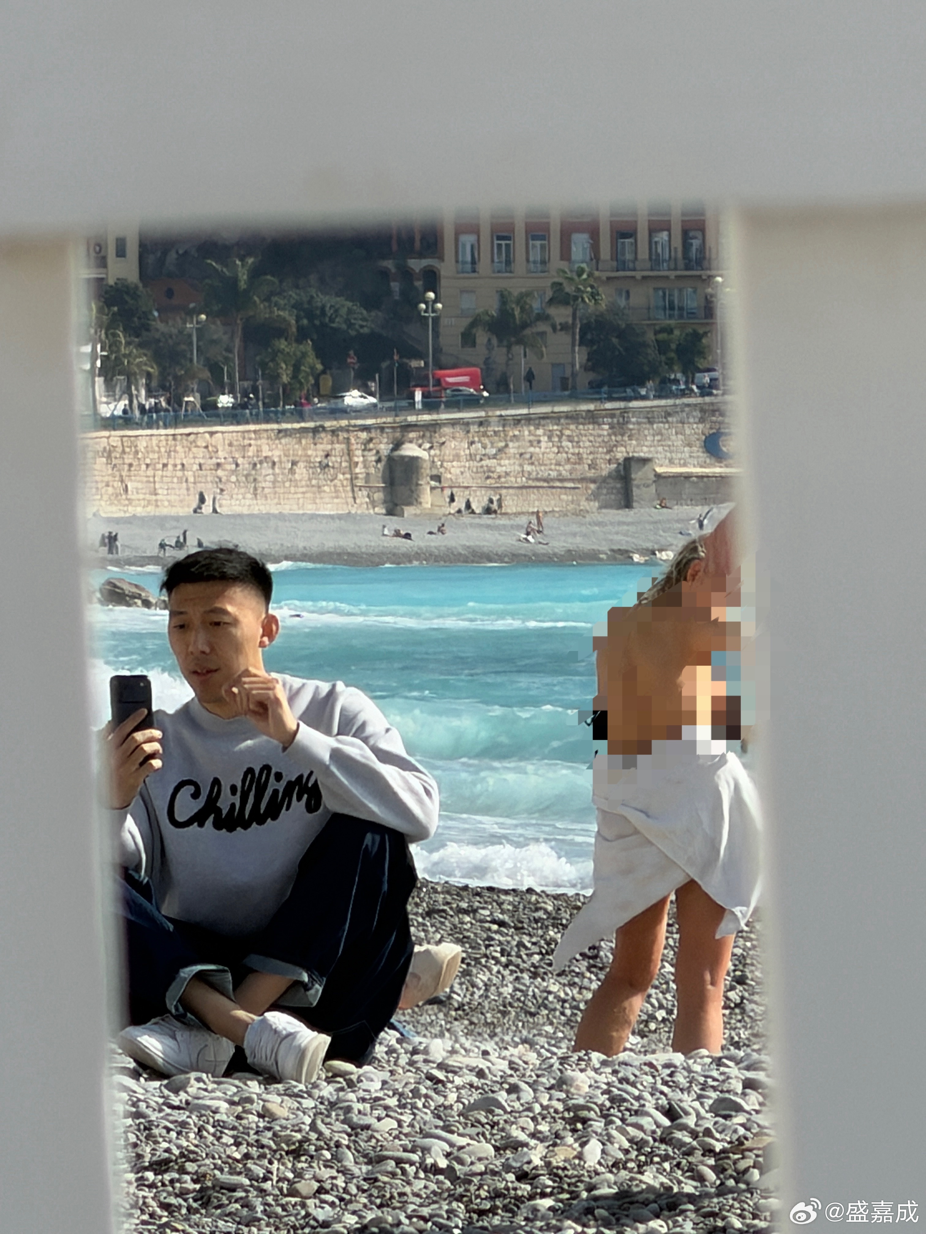 敬业的阿岳在美丽的南法尼斯海滩拍汽车讲解视频，然后特么，我看到一个阿姨在那脱衣服