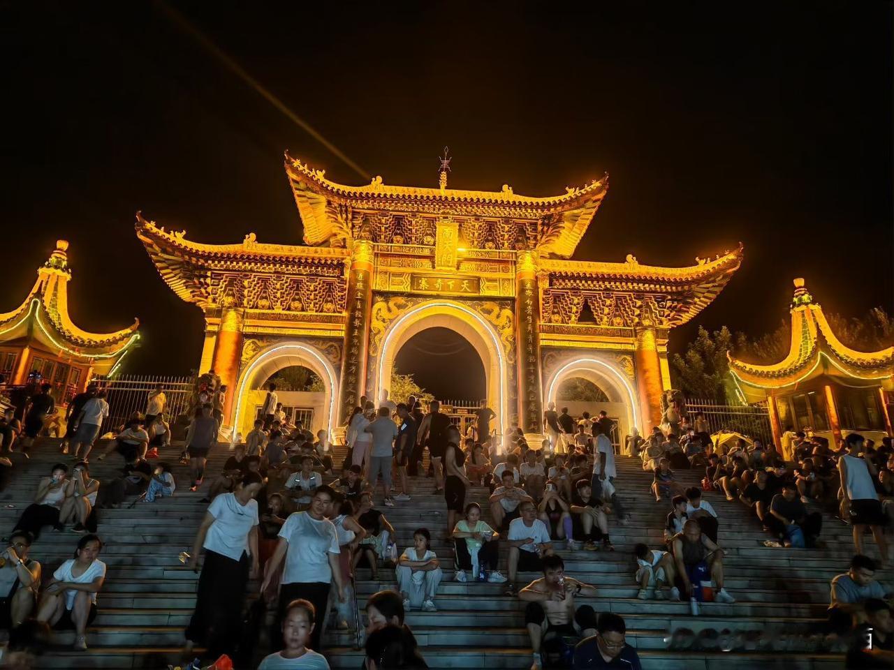 一瓶水，三千台阶，五星红旗🇨🇳飘起来！三五知己！庆祝抗日战争胜利81周年！夜