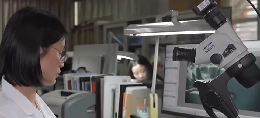 近日，央视一则曝光引发关注，直指直播间售卖的假钻戒乱象。这些在直播间热卖的钻戒，