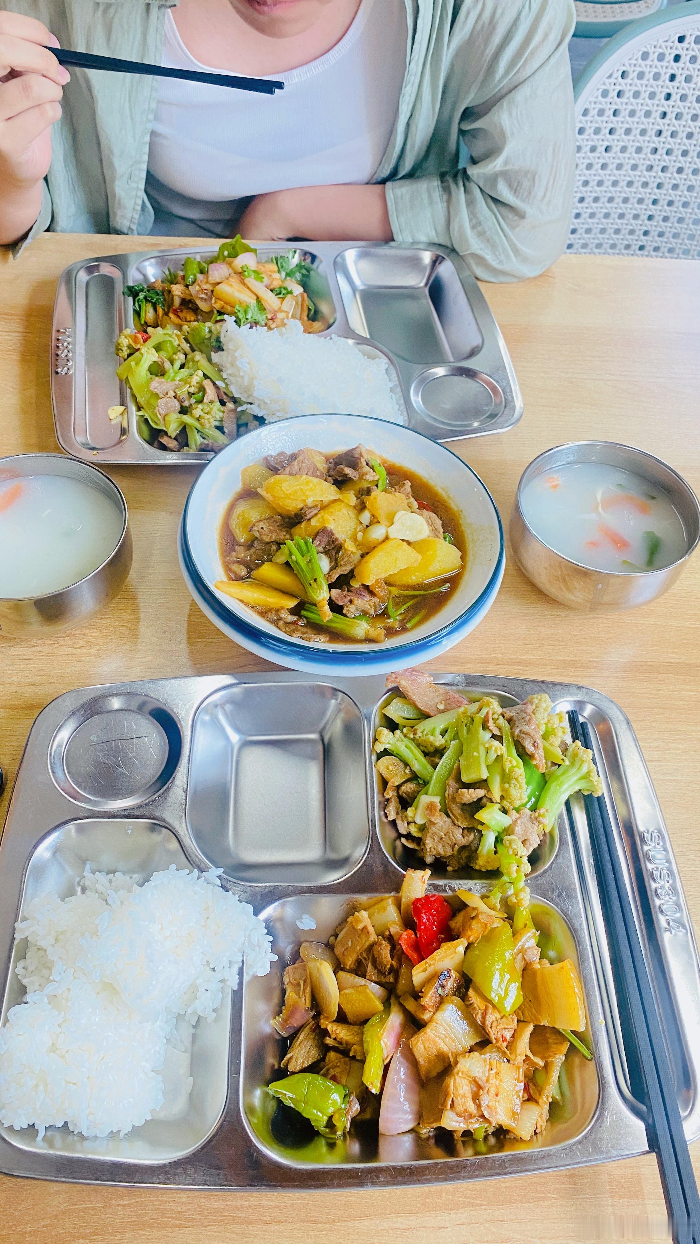 今天不用开火，来食堂吃不用烟熏火燎，就是爽今日午餐简简单单又一餐