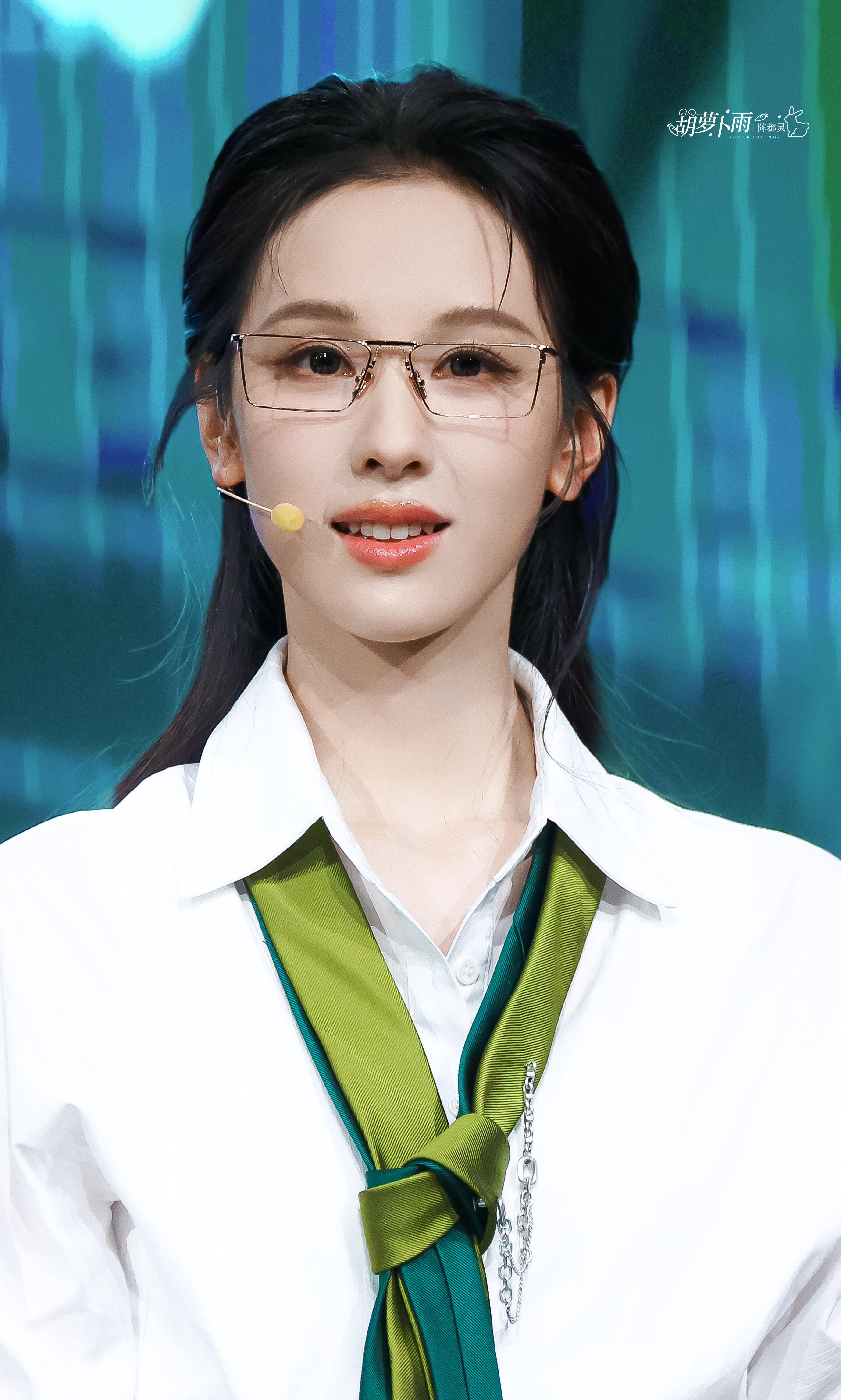 陈都灵像极了零跑客服 