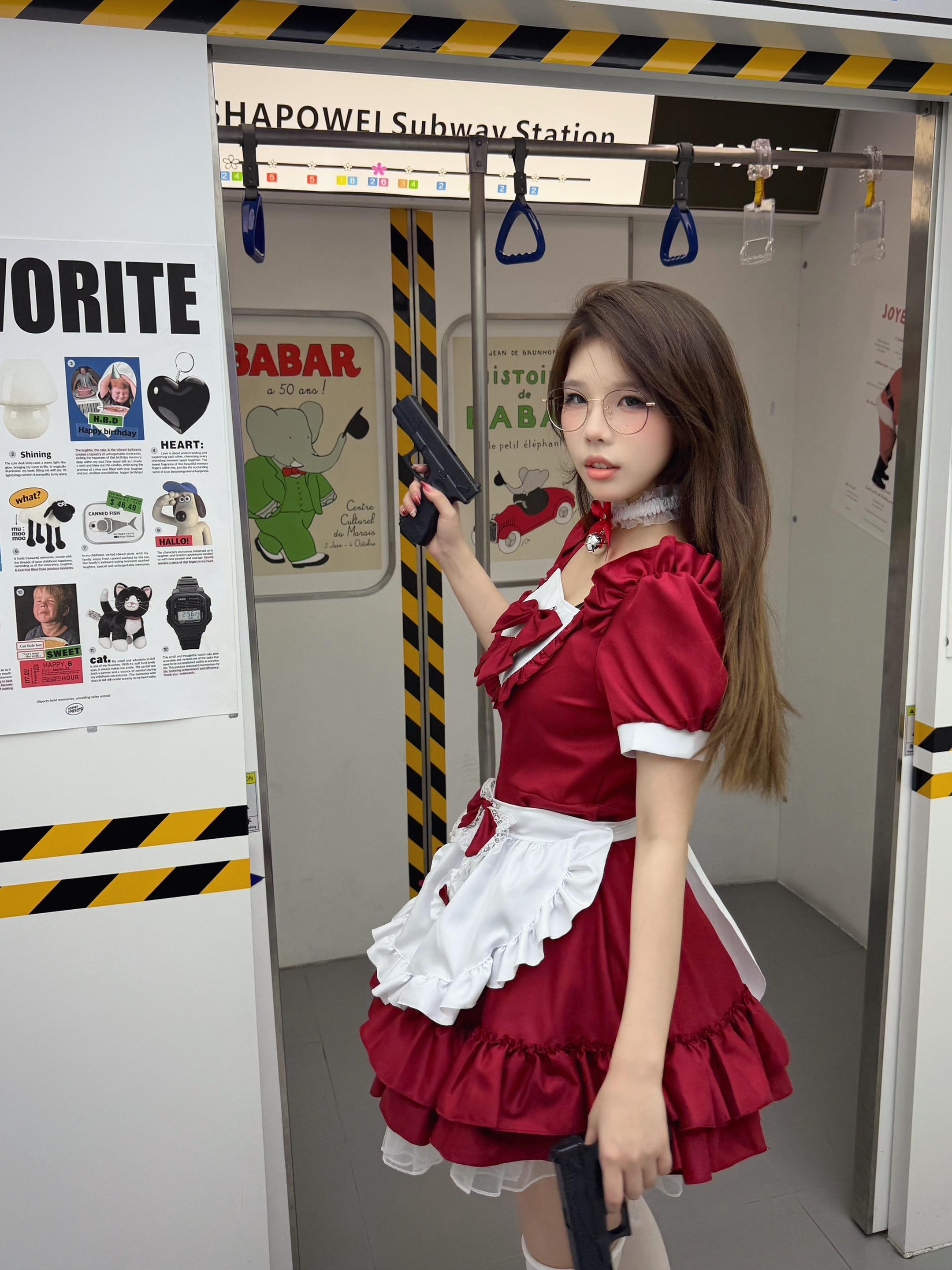 萝莉特工在此还不乖乖束手就擒。