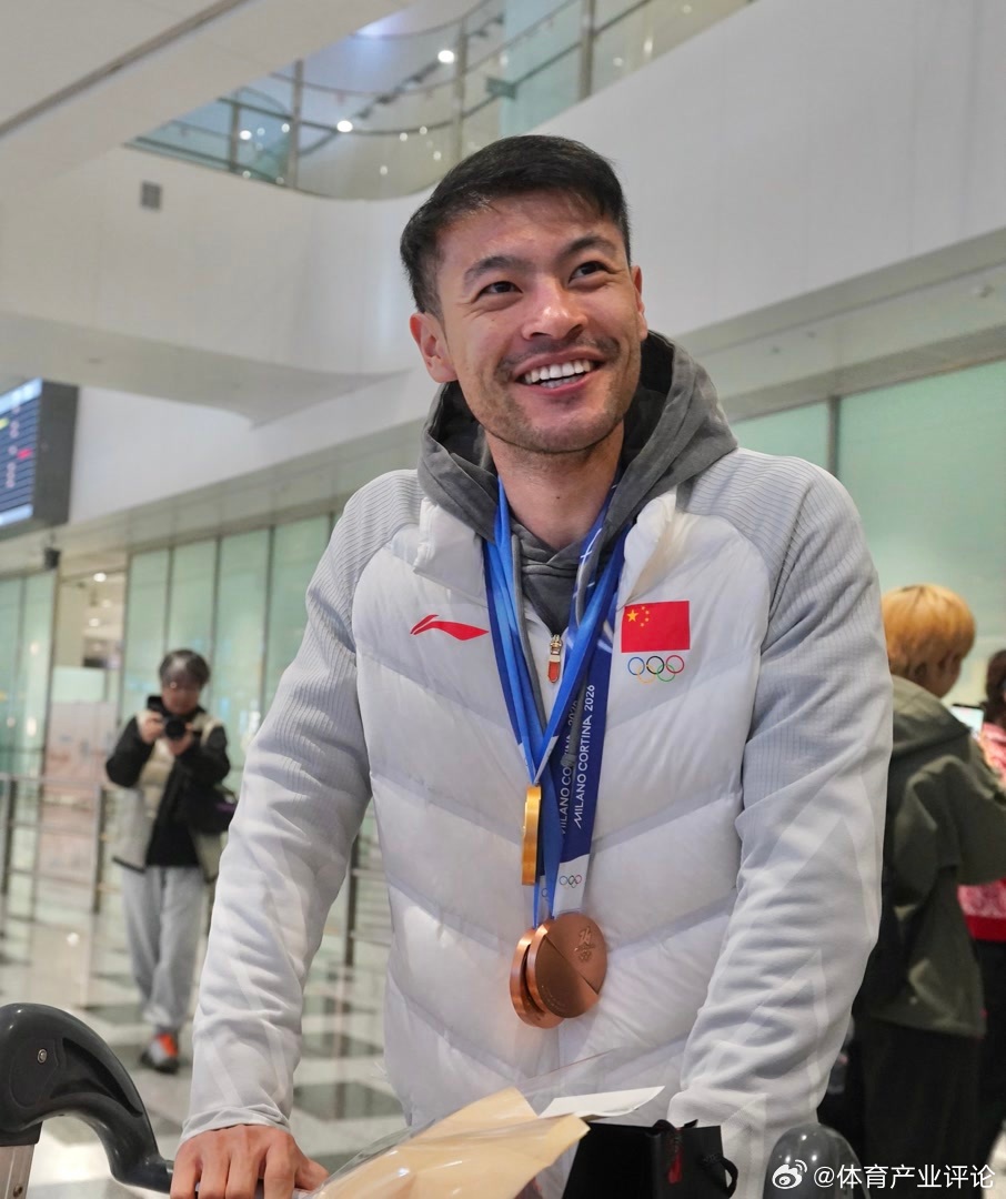 宁忠岩回国机场展示金牌在机场有人问宁忠岩后续的发展计划，会不会向教练员等方面转型