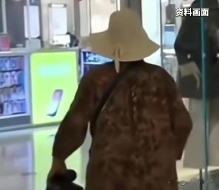 1280元，够她扫一个月的地了！

近日，山东淄博一位老太太拎着一个黑色塑料袋到