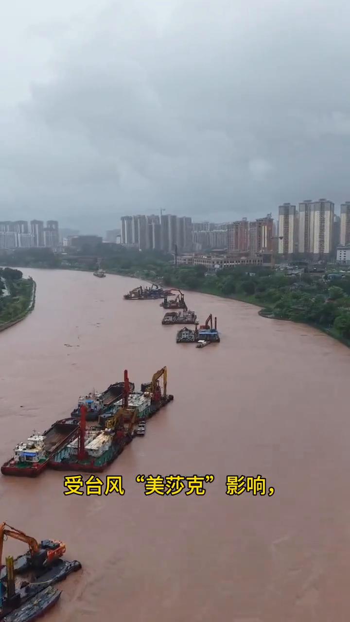 平陆运河。
从空中俯瞰，平陆运河正在经历一场前所未有的考验。受台风"美莎克"影响