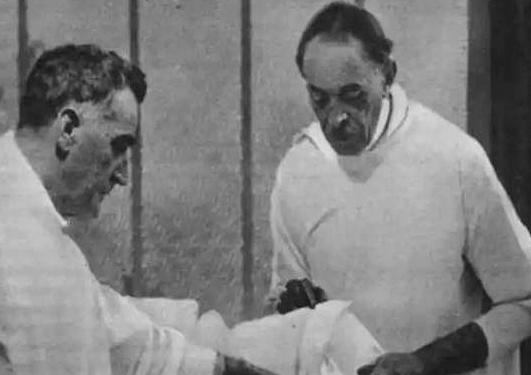 1920年，一名俄裔医生脑洞大开，把猴子的睾丸移植到74岁老人身上，怎料，手术做