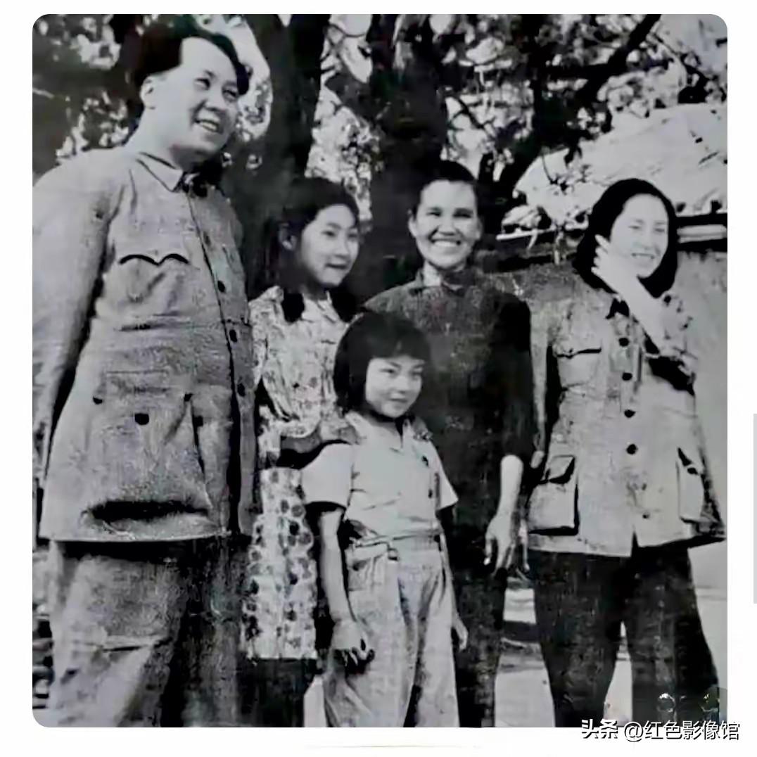 1949年，毛主席与女儿李敏、李讷以及工作人员留下珍贵合影。姐妹二人气质质朴清新