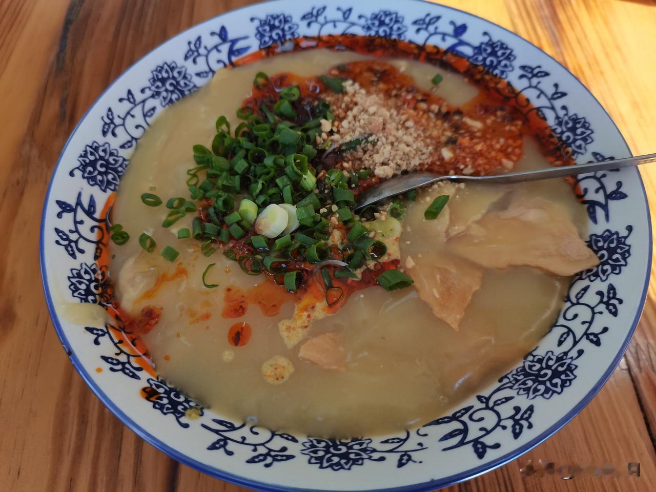 配上现烤的油条或粑粑，撕一块泡进去，吸满豆粉的软嫩带着谷物的清香，咸淡刚好还不腻