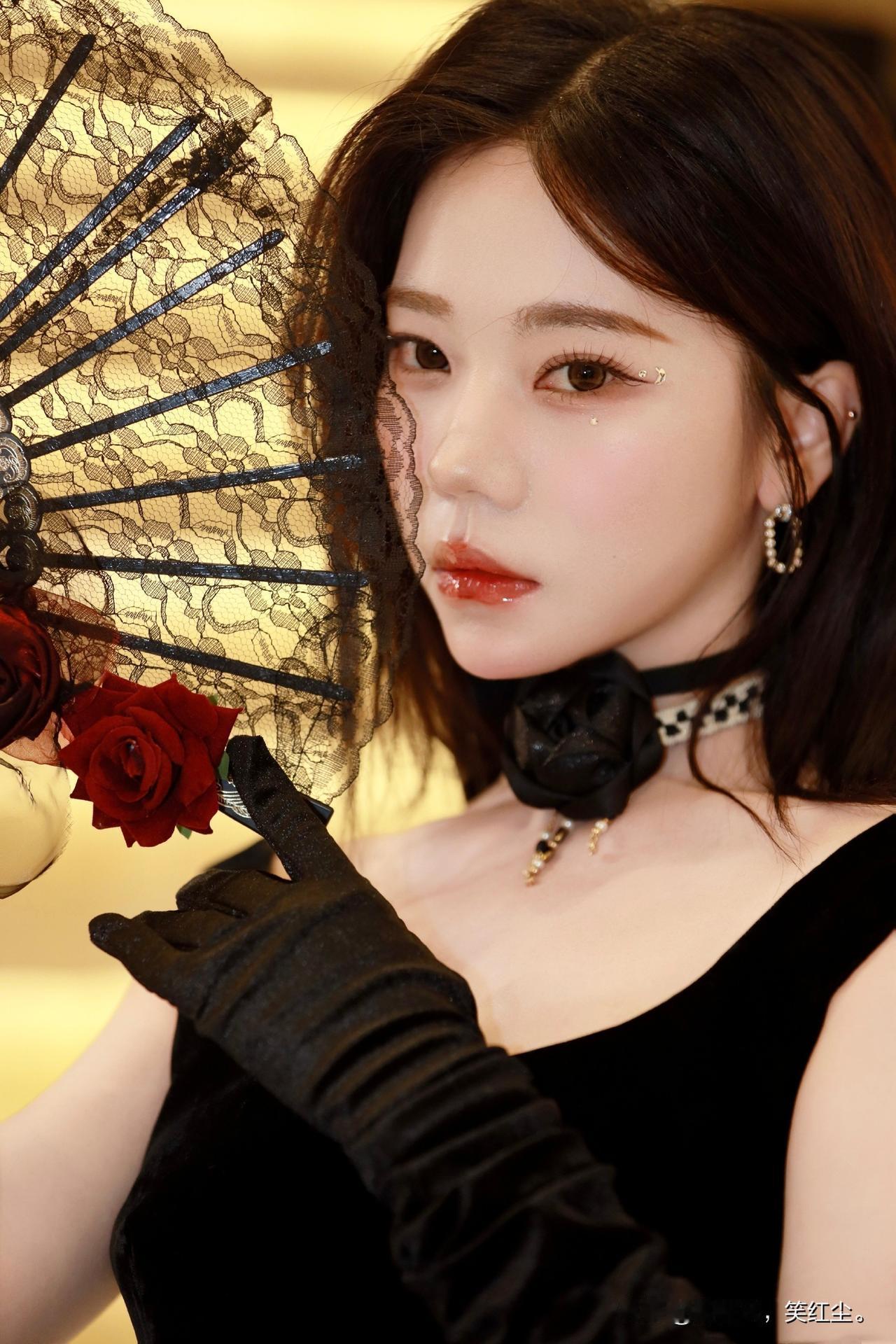 手拿玫瑰伞，优雅迷人。玫瑰花美人照 玫瑰美人写真
