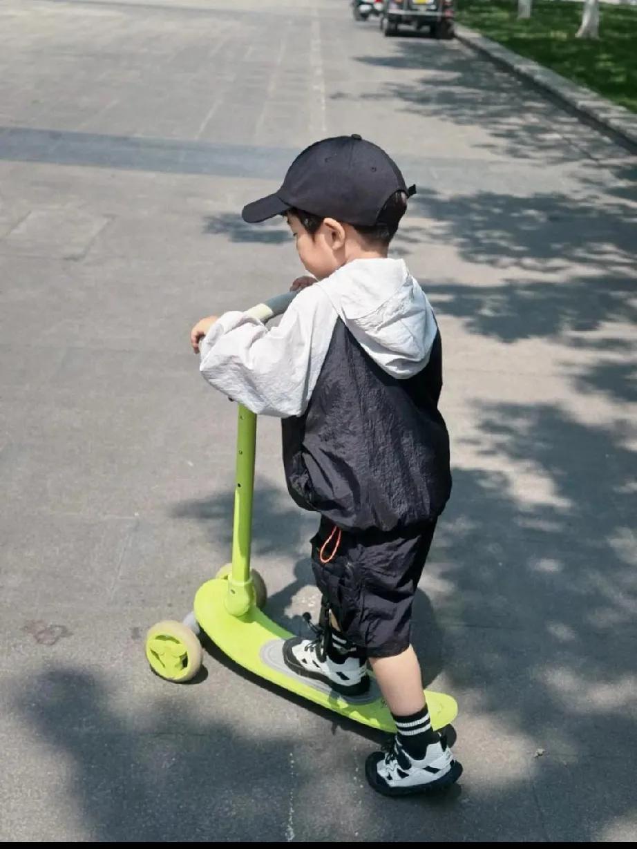 我认为更幸福现在的孩子比我们小时候更幸福吗？
 
很多人觉得如今的孩子物质充裕，