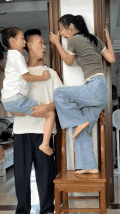 这家人是有爱的一家人，
老公不嫌弃老婆的一惊一咋。