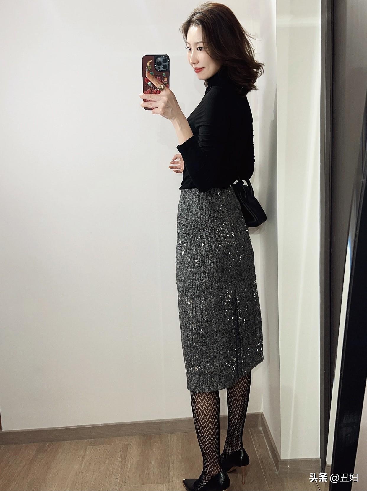 不过，穿细跟高跟鞋也要分场合。要是参加正式晚宴、聚会，穿上它瞬间提升气场。就像经