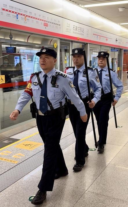 地铁辅警工作是否轻松？

地铁辅警从事的是对体力、精力和责任心要求极高的基层警务