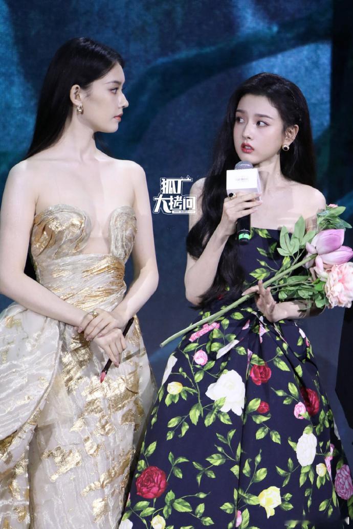 林允宋祖儿红毯对视这一刻  美女之间的同框真的是赏心悦目了呀，不得不说林允宋祖儿