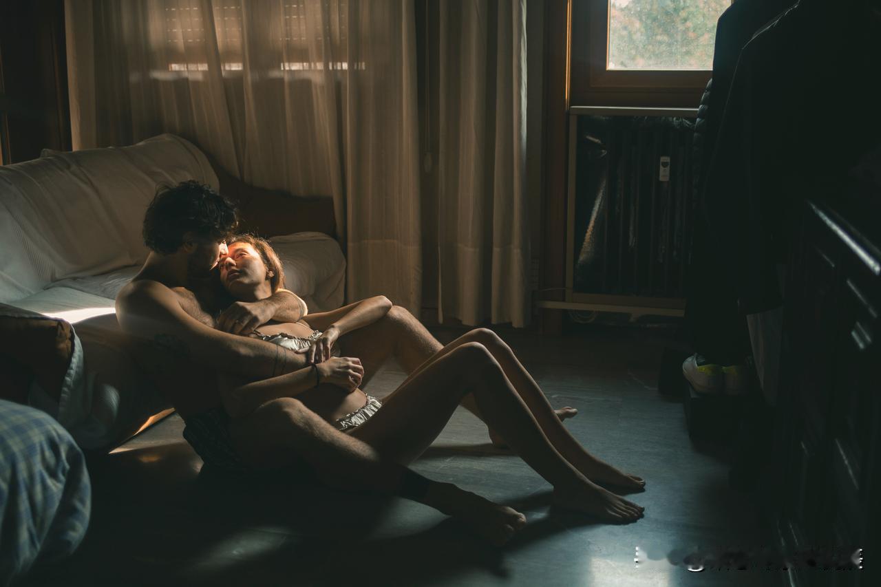男人背叛后假回归，跟外面女人藕断丝连才有的这3个表现，想藏也藏不住。
 
1.对