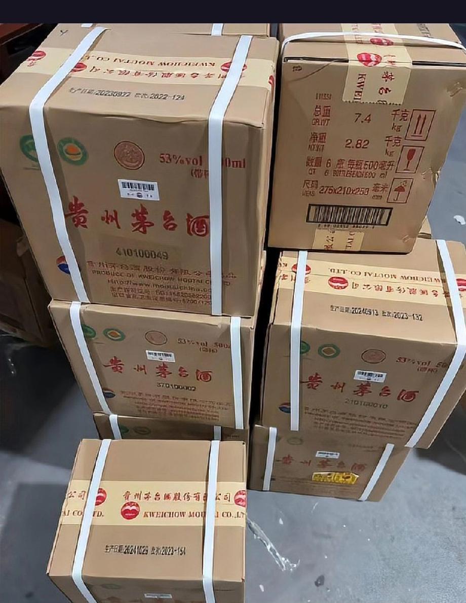 飞天茅台价格暴跌，黄牛损失惨重，为何“投资神器”一夜之间变成烫手山芋？
自202