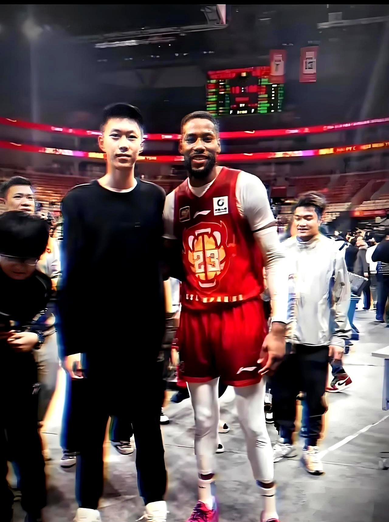 14岁身高2米，场均30分？
 

这真不是在打2K游戏捏脸，广东宏远这次怕是又