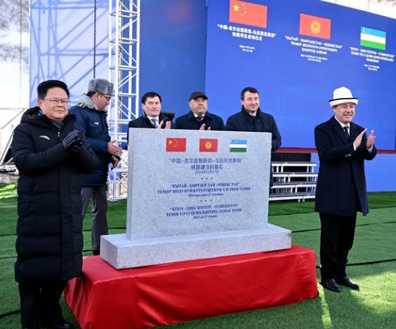 邻国总统对反华势力冒头就打，死保中吉乌铁路不能有失

王毅外长的飞机还没落地比什