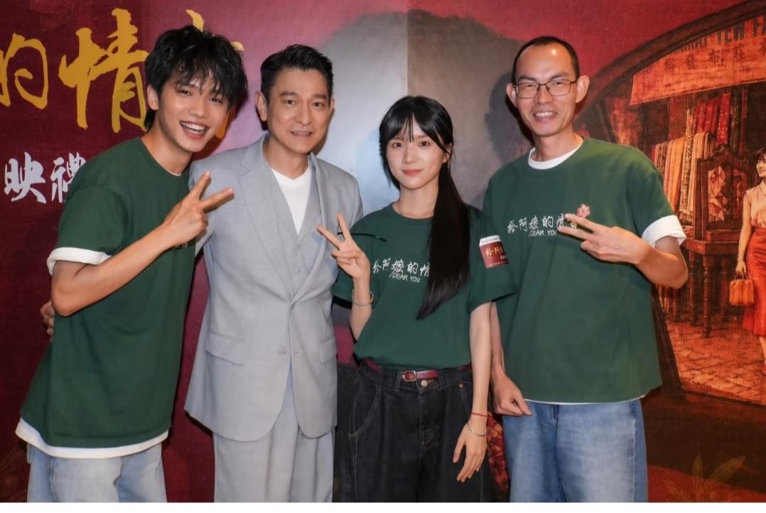 感觉木生很高大，和华仔站一起才看出真实的身高。