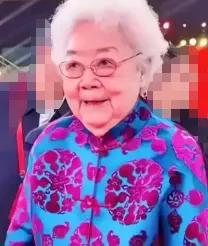 96岁田华领奖，轮椅上撑起身敬两个军礼，待遇优厚却每月只花千元

实在令人敬佩！