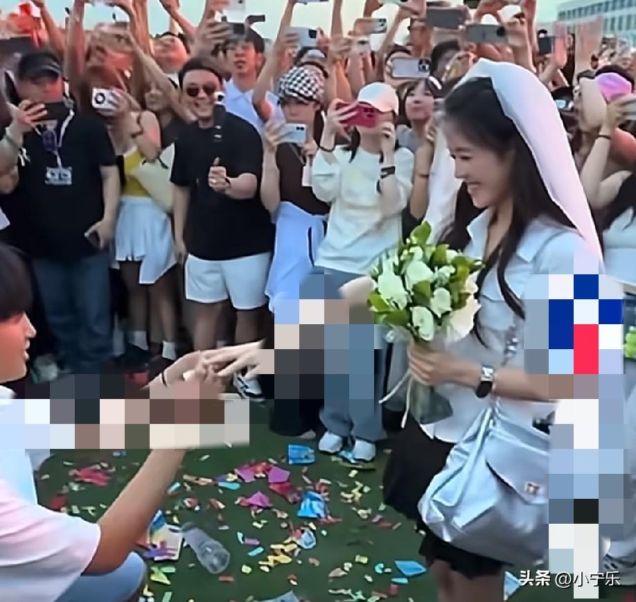 近日，山东德州一男子在音乐节上准备向女友求婚，为了这次求婚，男子足足准备了一个月