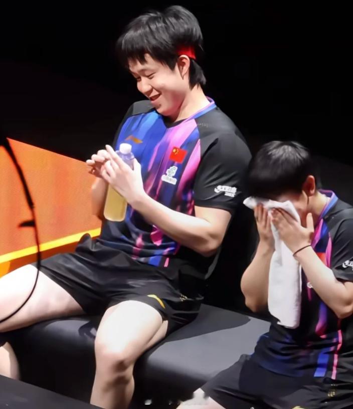 虽然每次局间休息，你俩都是用脑电波交流，但镜头一转，又是忍不住，憋不住的笑。孙颖